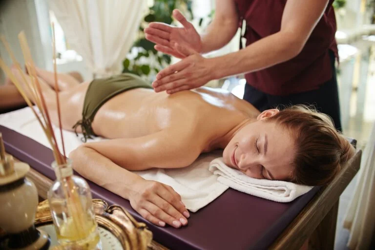 Mujer sonriente disfrutando de un masaje en SPA